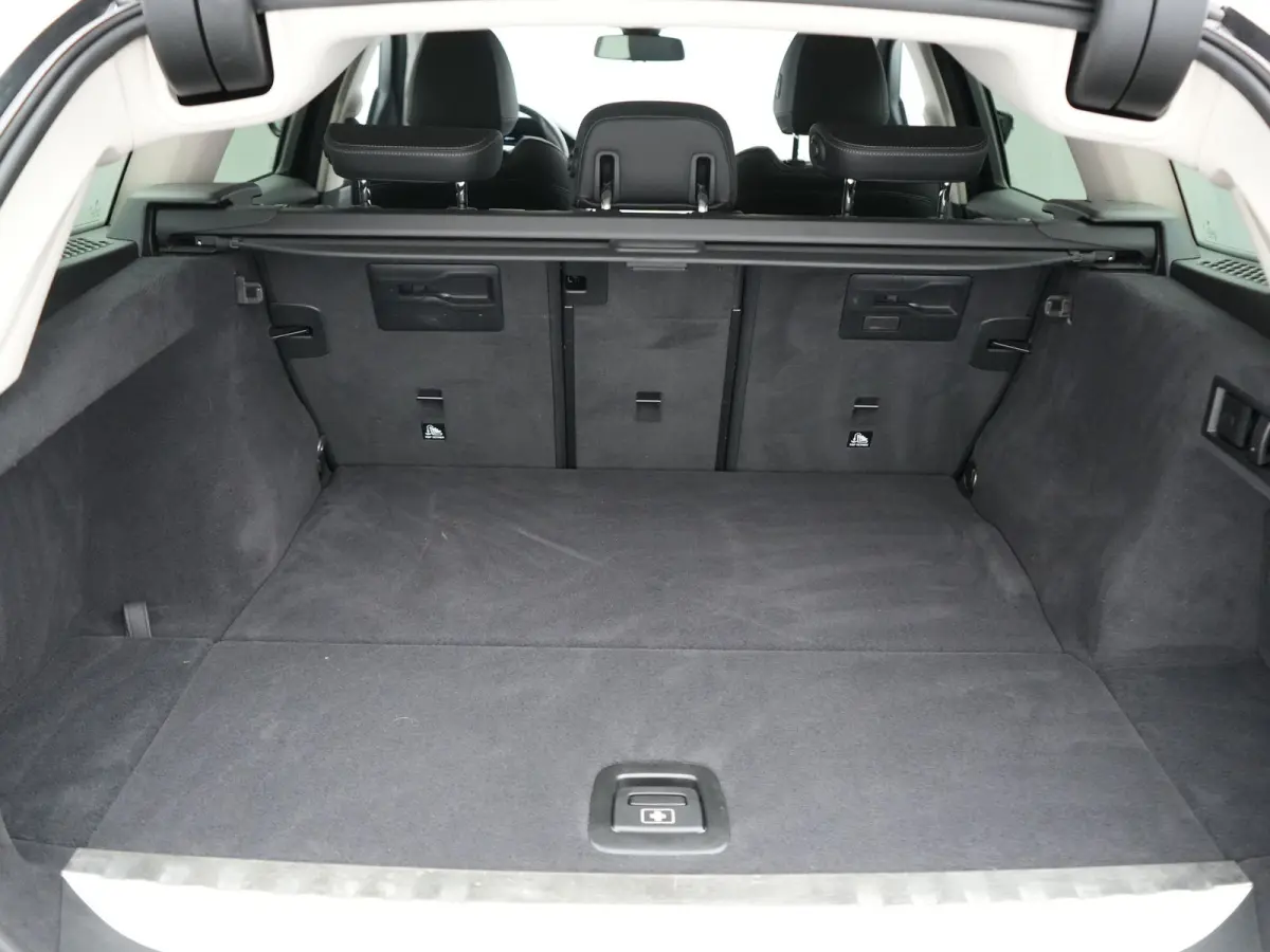 330e Sportline PHEV 293pk Dealer O.H | Trekhaak Af Fabriek | Camera | Cruise Control | Lederen Sportstoelen Verwarmd | Apple Carplay | Virtual | Navigatie | Sfeerverlichting | DAB | 17"L.M |