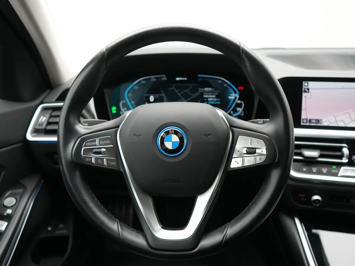 330e Sportline PHEV 293pk Dealer O.H | Trekhaak Af Fabriek | Camera | Cruise Control | Lederen Sportstoelen Verwarmd | Apple Carplay | Virtual | Navigatie | Sfeerverlichting | DAB | 17"L.M |