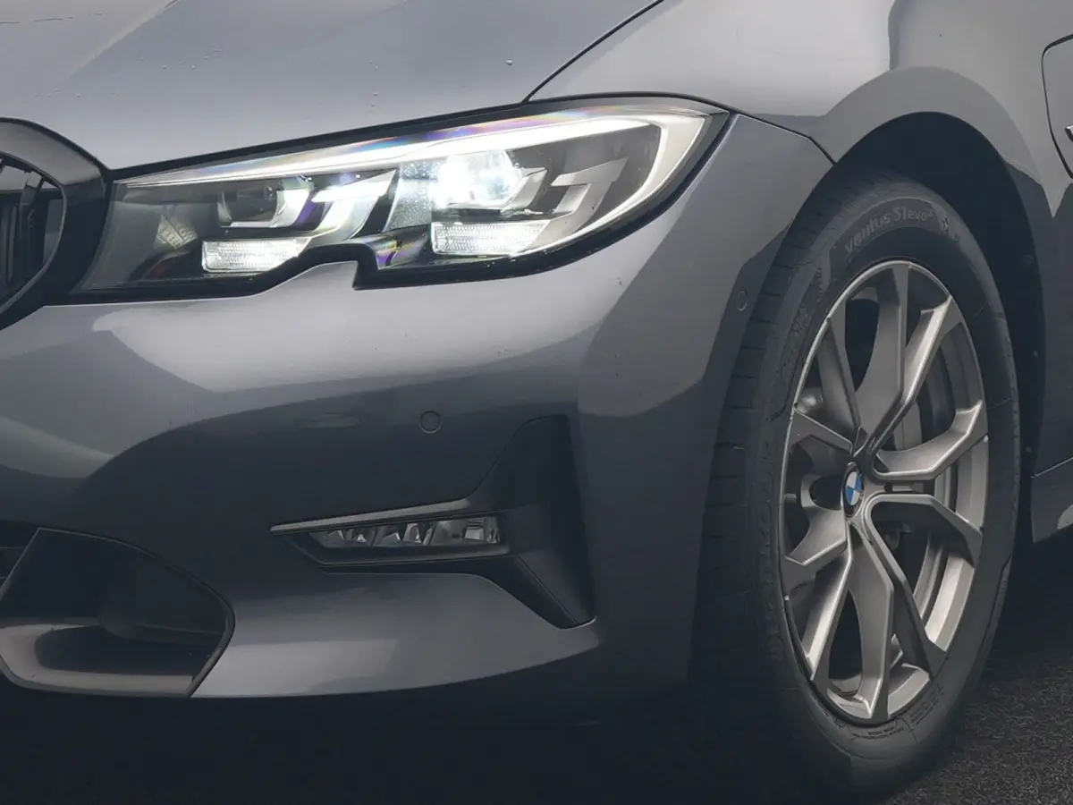 330e Sportline PHEV 293pk Dealer O.H | Trekhaak Af Fabriek | Camera | Cruise Control | Lederen Sportstoelen Verwarmd | Apple Carplay | Virtual | Navigatie | Sfeerverlichting | DAB | 17"L.M |
