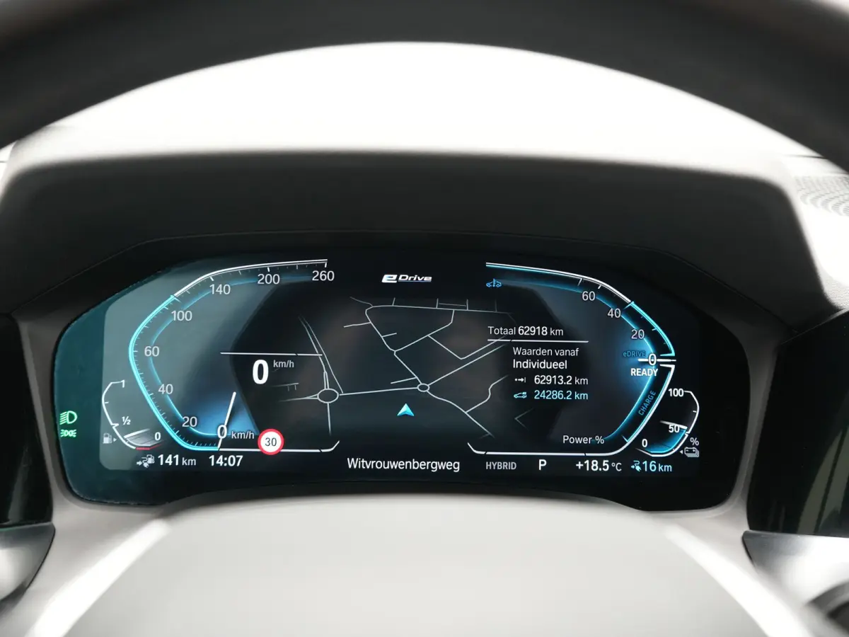 330e Sportline PHEV 293pk Dealer O.H | Trekhaak Af Fabriek | Camera | Cruise Control | Lederen Sportstoelen Verwarmd | Apple Carplay | Virtual | Navigatie | Sfeerverlichting | DAB | 17"L.M |
