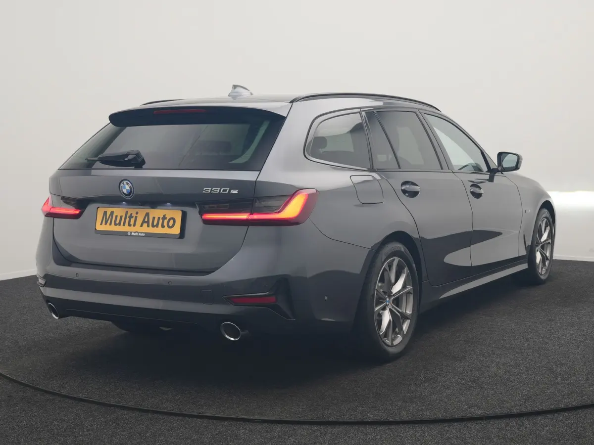 330e Sportline PHEV 293pk Dealer O.H | Trekhaak Af Fabriek | Camera | Cruise Control | Lederen Sportstoelen Verwarmd | Apple Carplay | Virtual | Navigatie | Sfeerverlichting | DAB | 17"L.M |