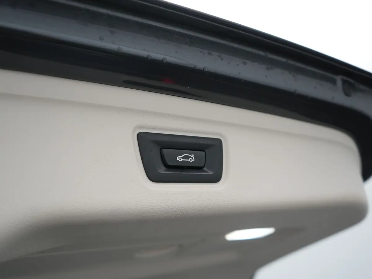 330e Sportline PHEV 293pk Dealer O.H | Trekhaak Af Fabriek | Camera | Cruise Control | Lederen Sportstoelen Verwarmd | Apple Carplay | Virtual | Navigatie | Sfeerverlichting | DAB | 17"L.M |