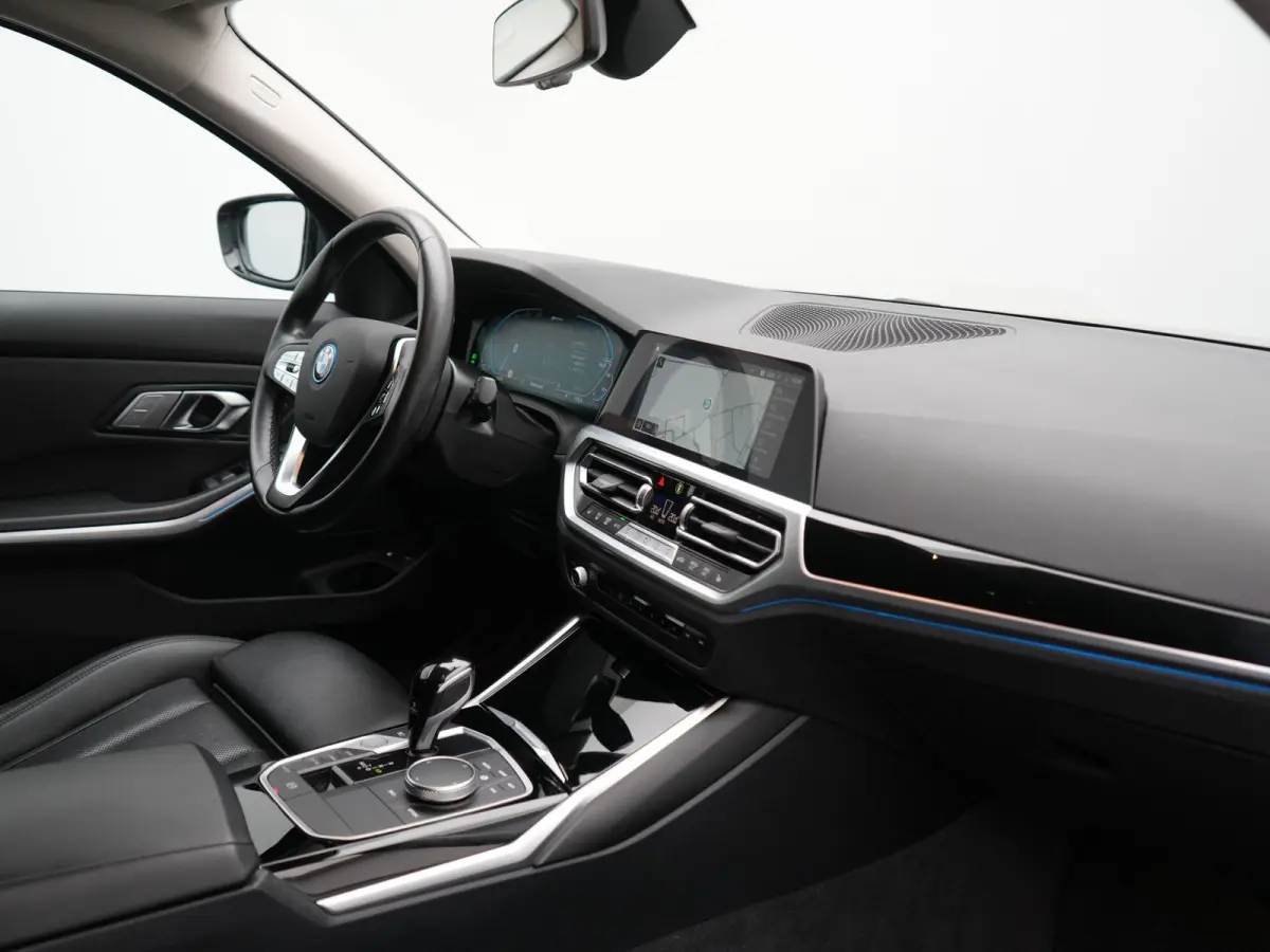 330e Sportline PHEV 293pk Dealer O.H | Trekhaak Af Fabriek | Camera | Cruise Control | Lederen Sportstoelen Verwarmd | Apple Carplay | Virtual | Navigatie | Sfeerverlichting | DAB | 17"L.M |