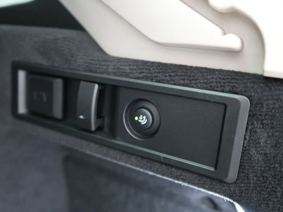 330e Sportline PHEV 293pk Dealer O.H | Trekhaak Af Fabriek | Camera | Cruise Control | Lederen Sportstoelen Verwarmd | Apple Carplay | Virtual | Navigatie | Sfeerverlichting | DAB | 17"L.M |