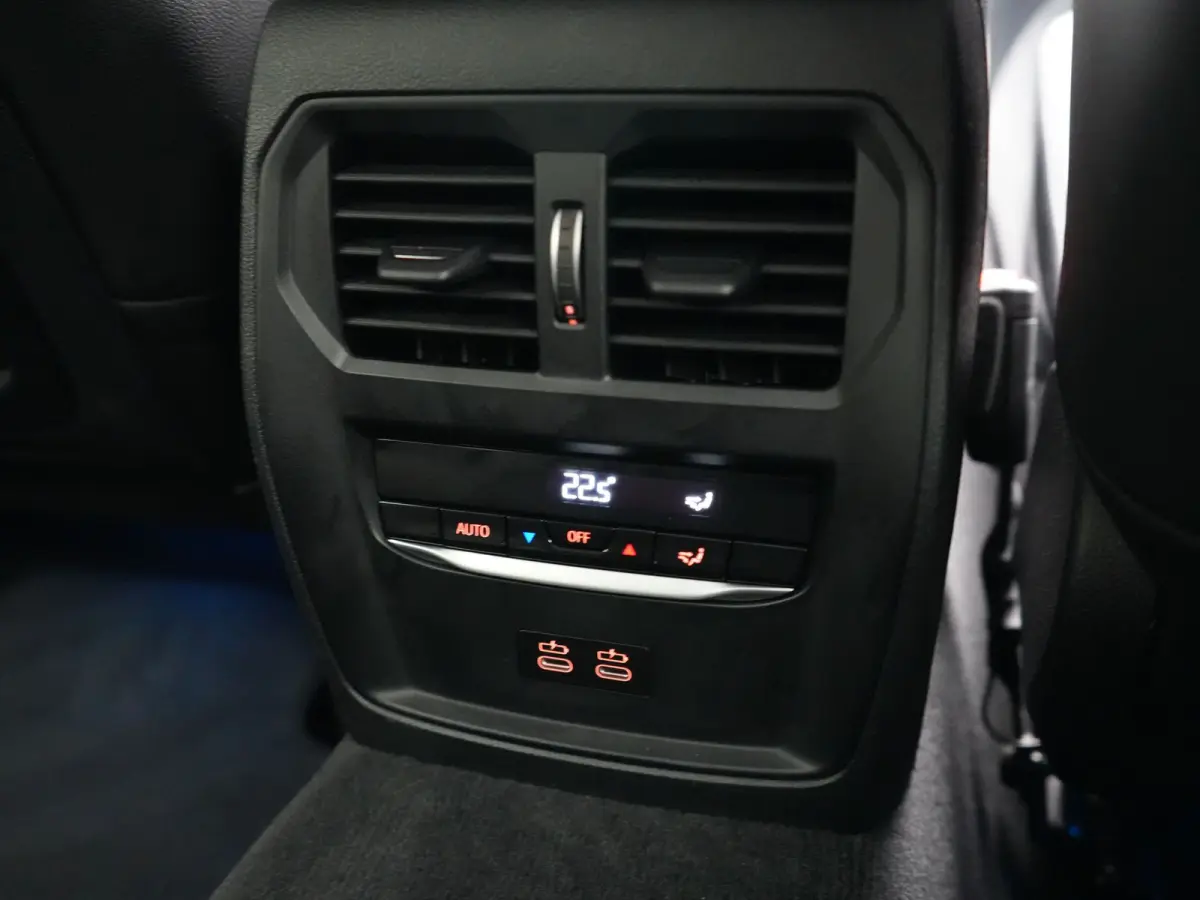 330e Sportline PHEV 293pk Dealer O.H | Trekhaak Af Fabriek | Camera | Cruise Control | Lederen Sportstoelen Verwarmd | Apple Carplay | Virtual | Navigatie | Sfeerverlichting | DAB | 17"L.M |