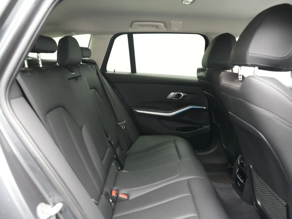 330e Sportline PHEV 293pk Dealer O.H | Trekhaak Af Fabriek | Camera | Cruise Control | Lederen Sportstoelen Verwarmd | Apple Carplay | Virtual | Navigatie | Sfeerverlichting | DAB | 17"L.M |