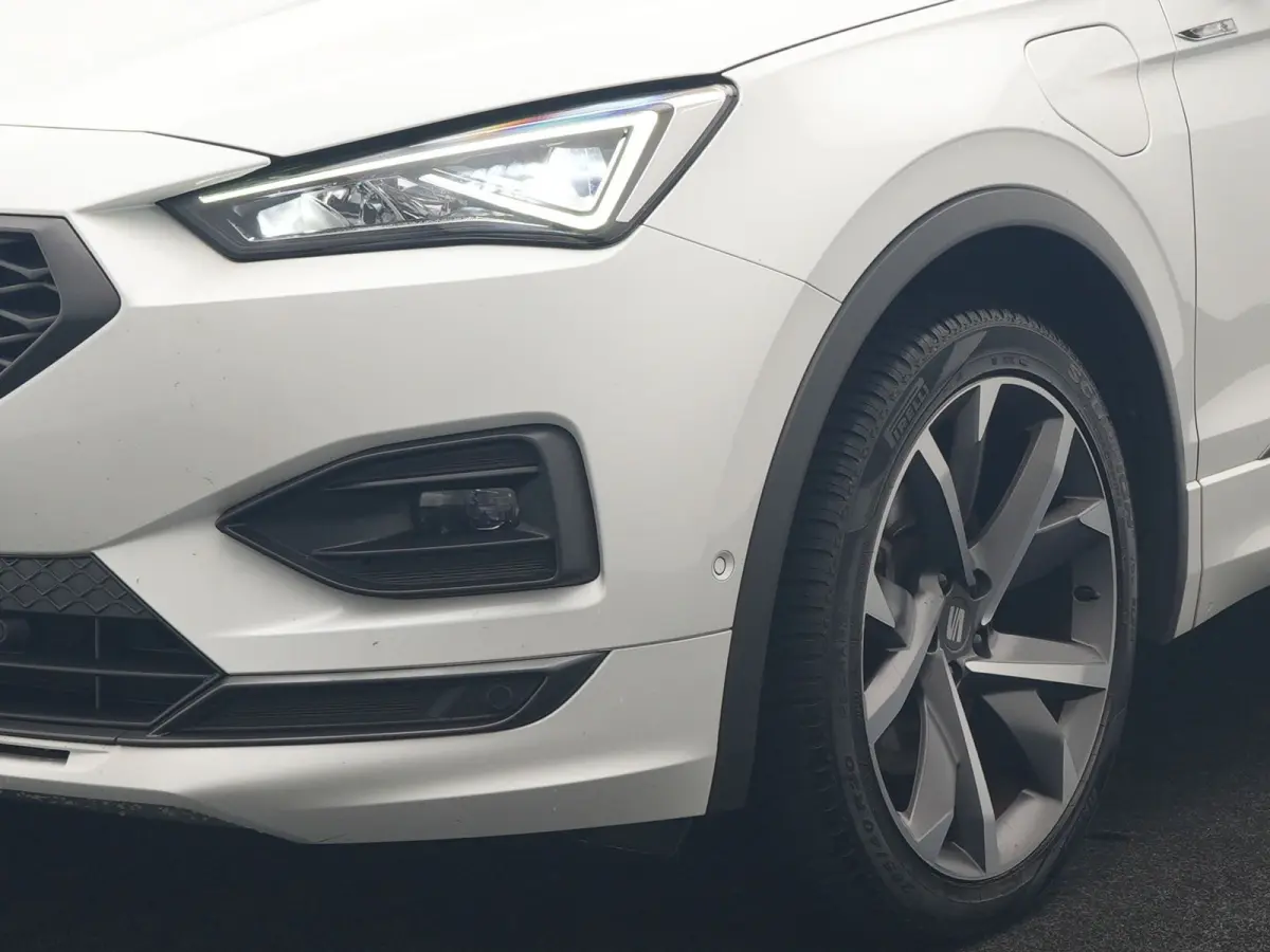 1.4 TSI e-Hybrid PHEV FR Business Intense 245pk Dealer O.H | Trekhaak Af Fabriek | Panodak | Adaptive Cruise | 360 Camera | Sportstoelen Memory & Verwarmd | Keyless | Blis | Stuur Verwarmd |