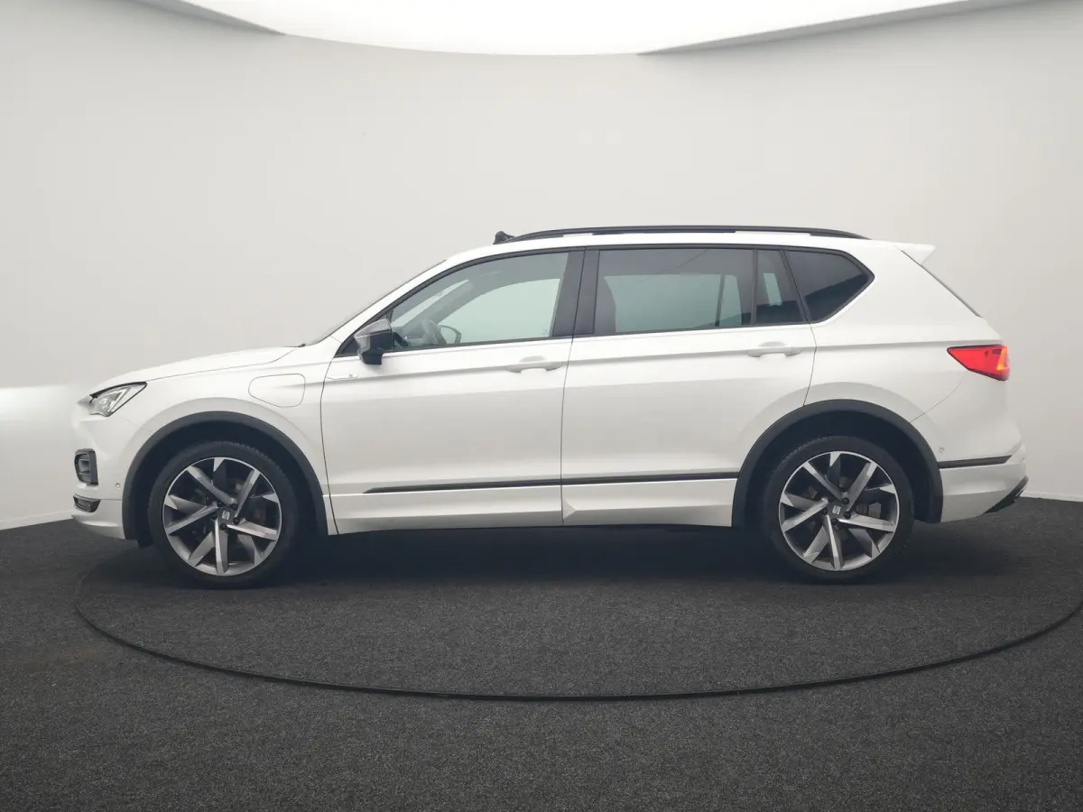 1.4 TSI e-Hybrid PHEV FR Business Intense 245pk Dealer O.H | Trekhaak Af Fabriek | Panodak | Adaptive Cruise | 360 Camera | Sportstoelen Memory & Verwarmd | Keyless | Blis | Stuur Verwarmd |