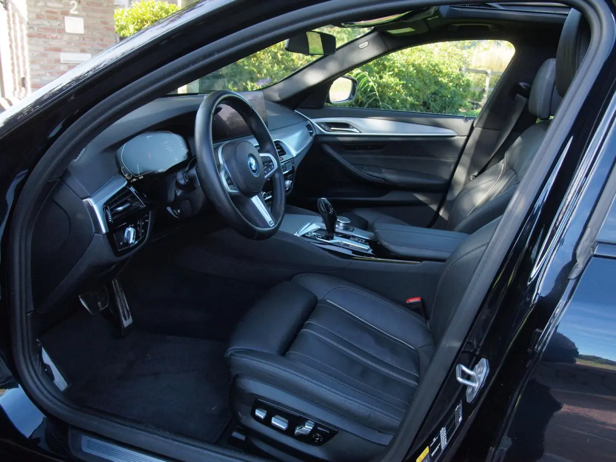 530e Business Edition Plus | M-Pakket | Panoramadak | Trekhaak | Camera | Sfeerverlichting | NL-Auto |