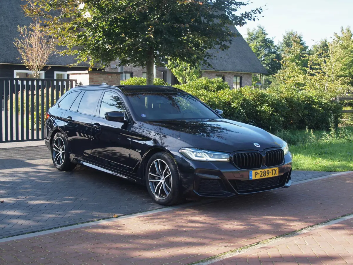 530e Business Edition Plus | M-Pakket | Panoramadak | Trekhaak | Camera | Sfeerverlichting | NL-Auto |