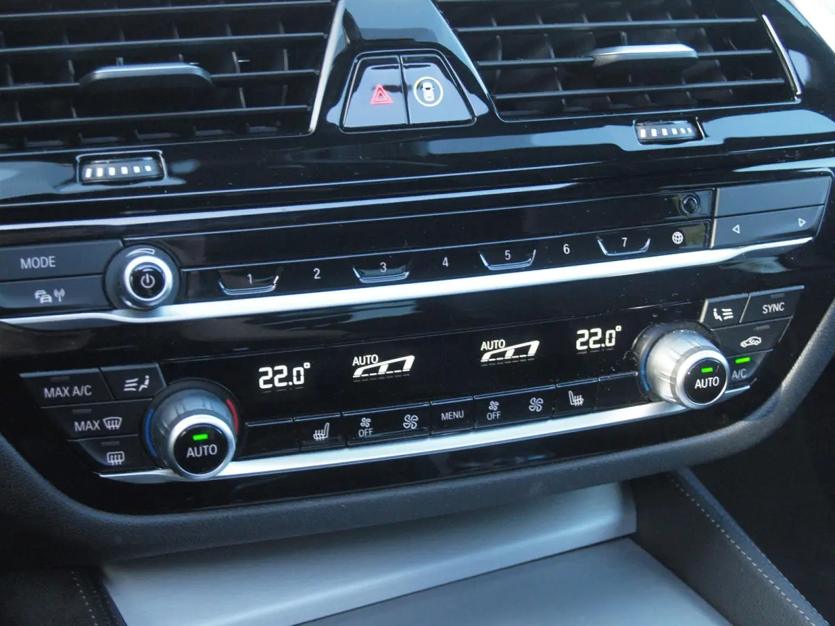 530e Business Edition Plus | M-Pakket | Panoramadak | Trekhaak | Camera | Sfeerverlichting | NL-Auto |