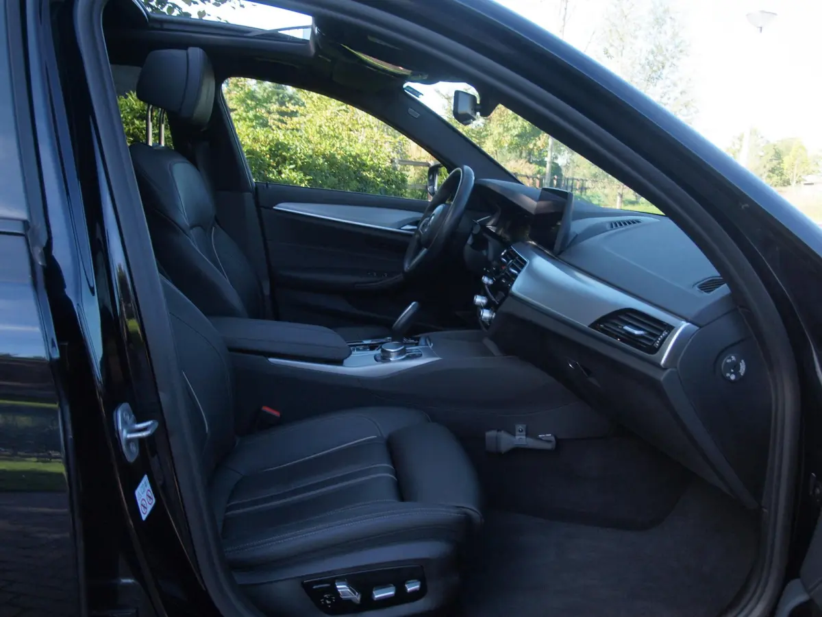 530e Business Edition Plus | M-Pakket | Panoramadak | Trekhaak | Camera | Sfeerverlichting | NL-Auto |