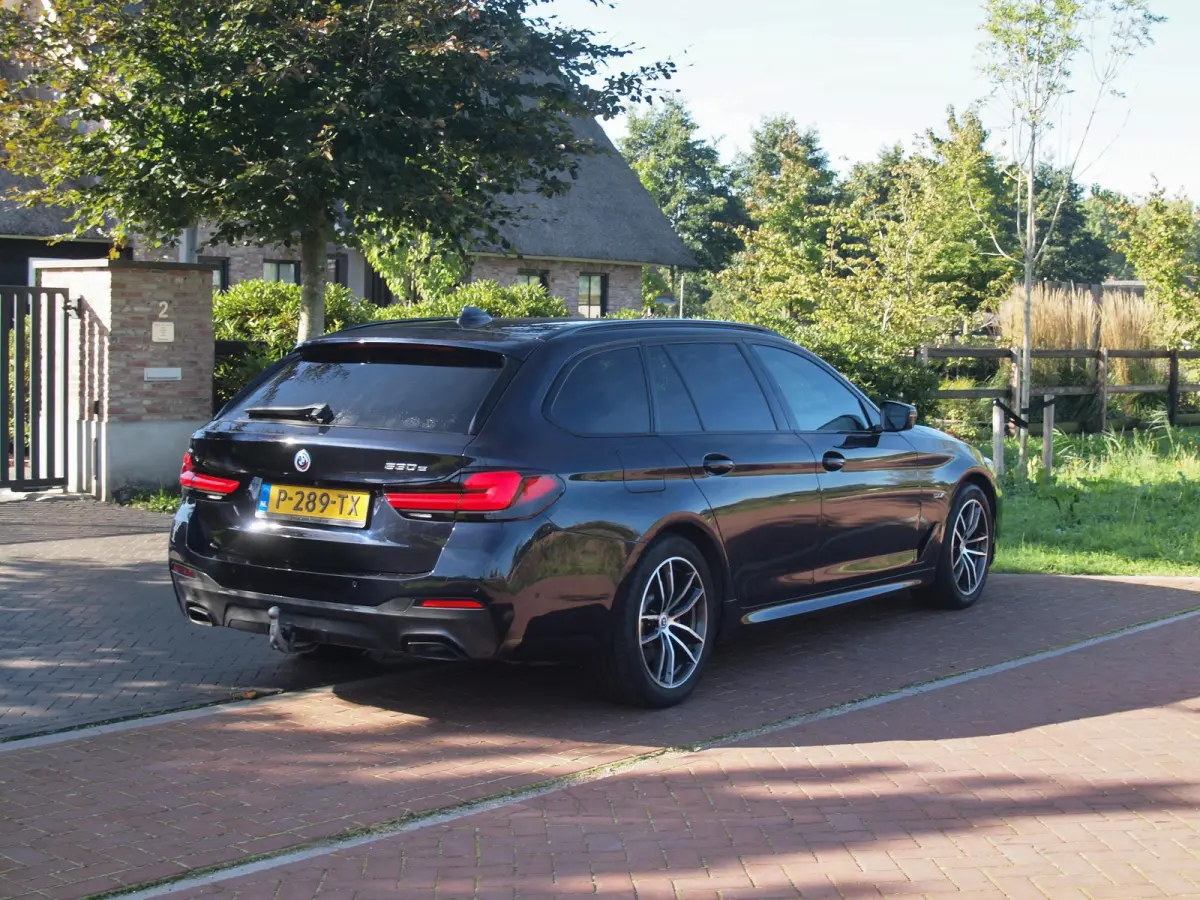 530e Business Edition Plus | M-Pakket | Panoramadak | Trekhaak | Camera | Sfeerverlichting | NL-Auto |