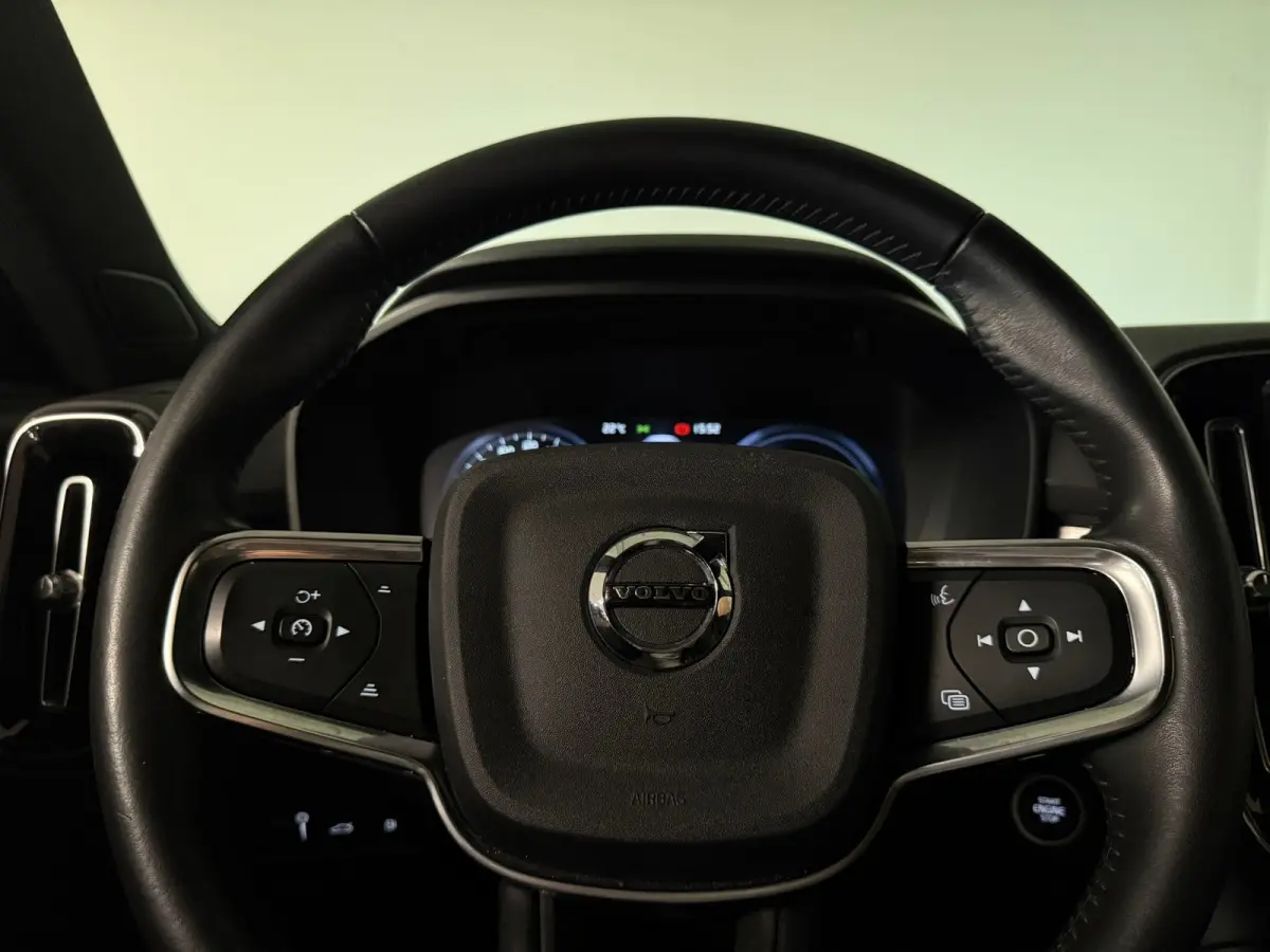 T4 R-Design T4 Recharge R-Design | Bestuurdersstoel elektrisch geheugen | Adaptieve Cruise Control | Stoel en Stuurwielverwarming | Parkeercamera | Standkachel met Volvo On Call App | Pilot 