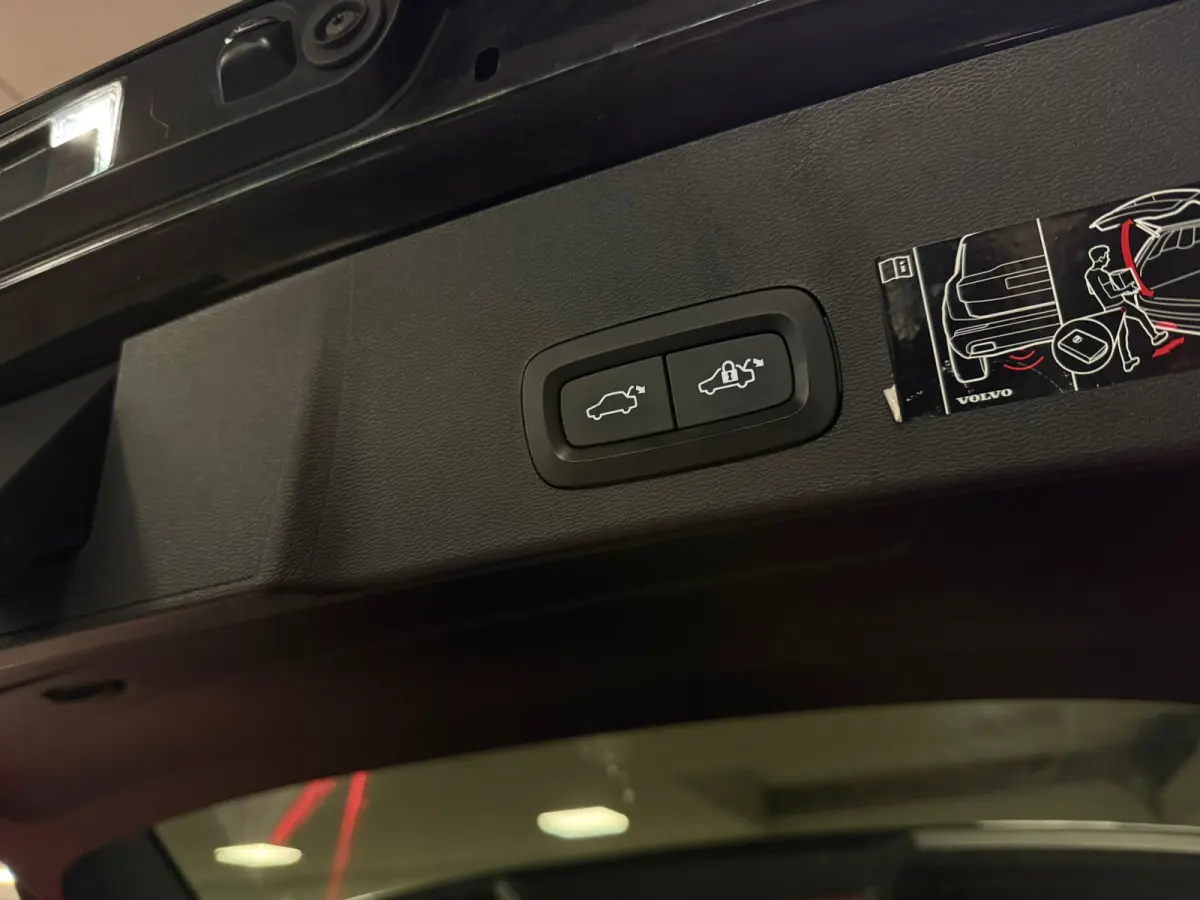 T4 R-Design T4 Recharge R-Design | Bestuurdersstoel elektrisch geheugen | Adaptieve Cruise Control | Stoel en Stuurwielverwarming | Parkeercamera | Standkachel met Volvo On Call App | Pilot 