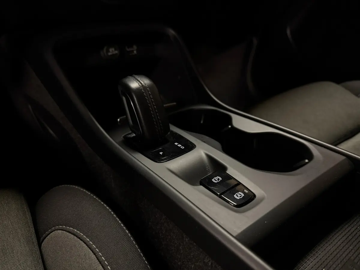 T4 R-Design T4 Recharge R-Design | Bestuurdersstoel elektrisch geheugen | Adaptieve Cruise Control | Stoel en Stuurwielverwarming | Parkeercamera | Standkachel met Volvo On Call App | Pilot 