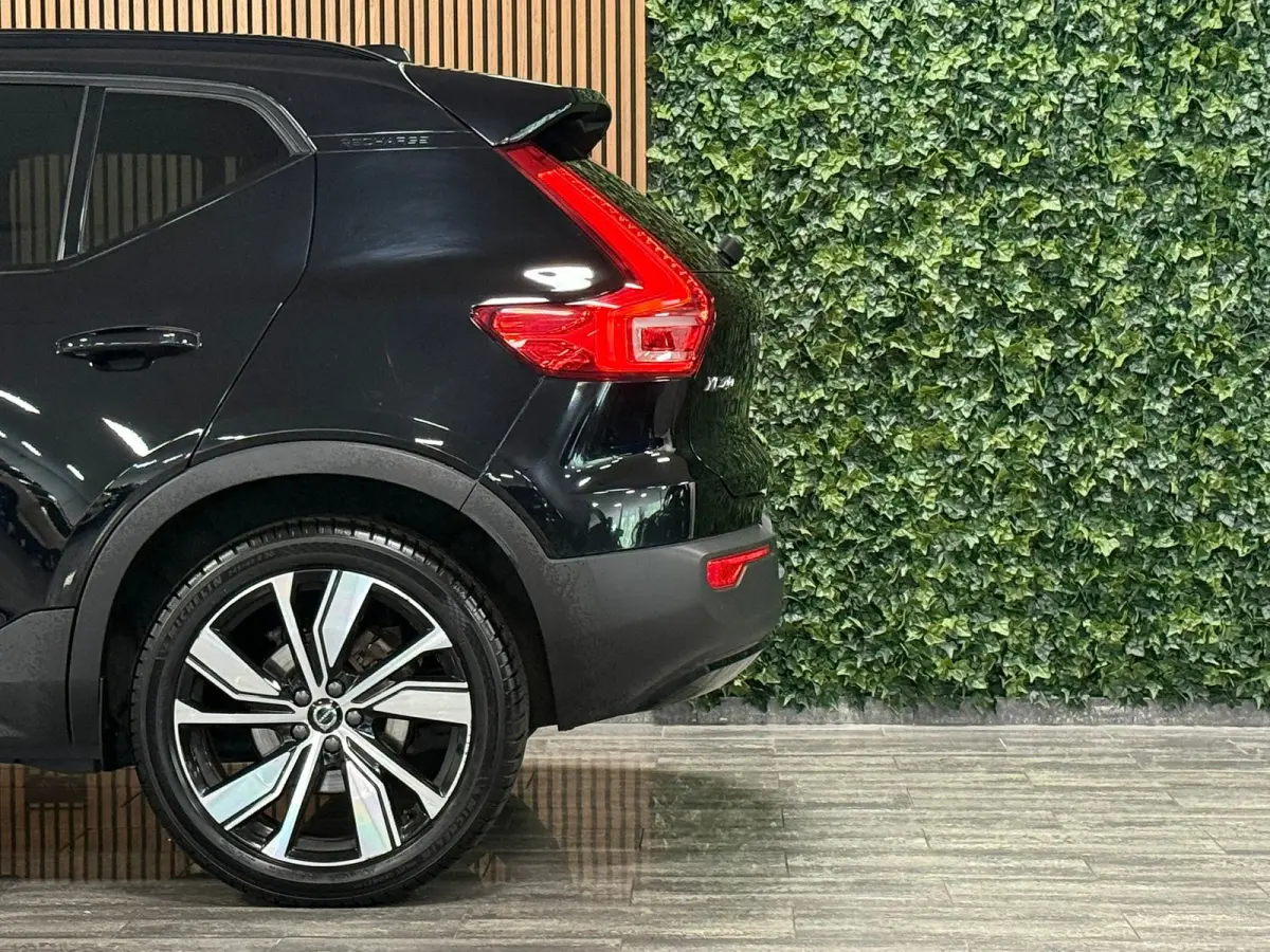 T4 R-Design T4 Recharge R-Design | Bestuurdersstoel elektrisch geheugen | Adaptieve Cruise Control | Stoel en Stuurwielverwarming | Parkeercamera | Standkachel met Volvo On Call App | Pilot 