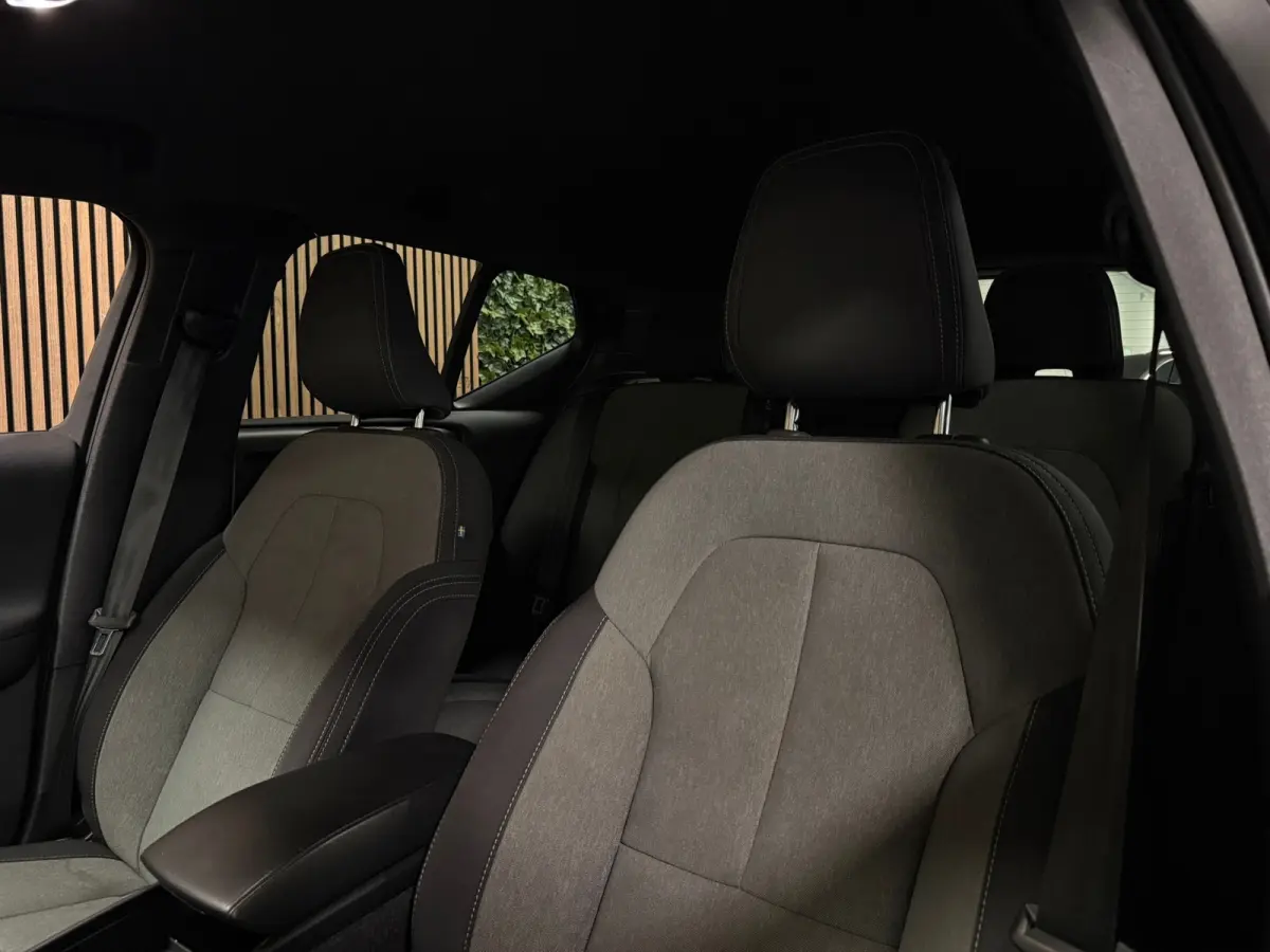 T4 R-Design T4 Recharge R-Design | Bestuurdersstoel elektrisch geheugen | Adaptieve Cruise Control | Stoel en Stuurwielverwarming | Parkeercamera | Standkachel met Volvo On Call App | Pilot 