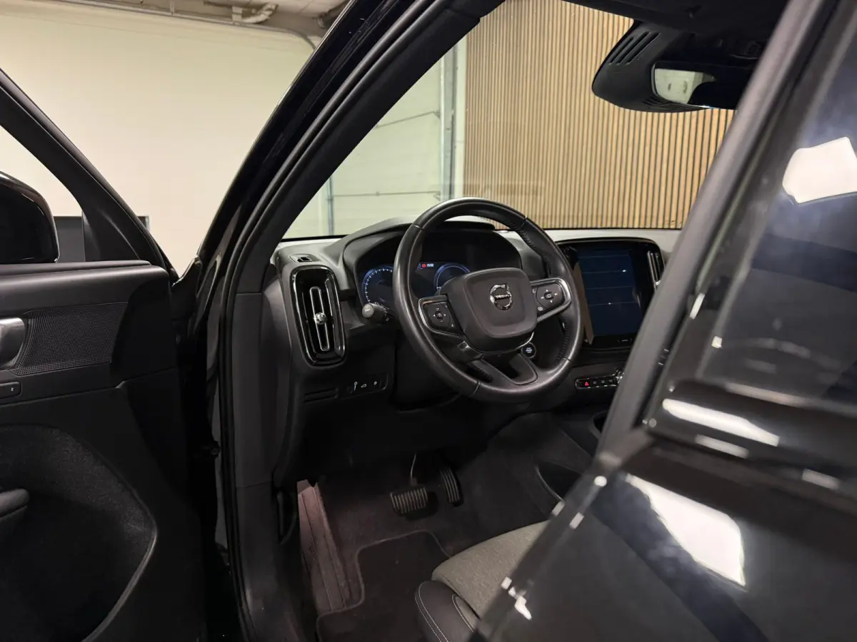 T4 R-Design T4 Recharge R-Design | Bestuurdersstoel elektrisch geheugen | Adaptieve Cruise Control | Stoel en Stuurwielverwarming | Parkeercamera | Standkachel met Volvo On Call App | Pilot 