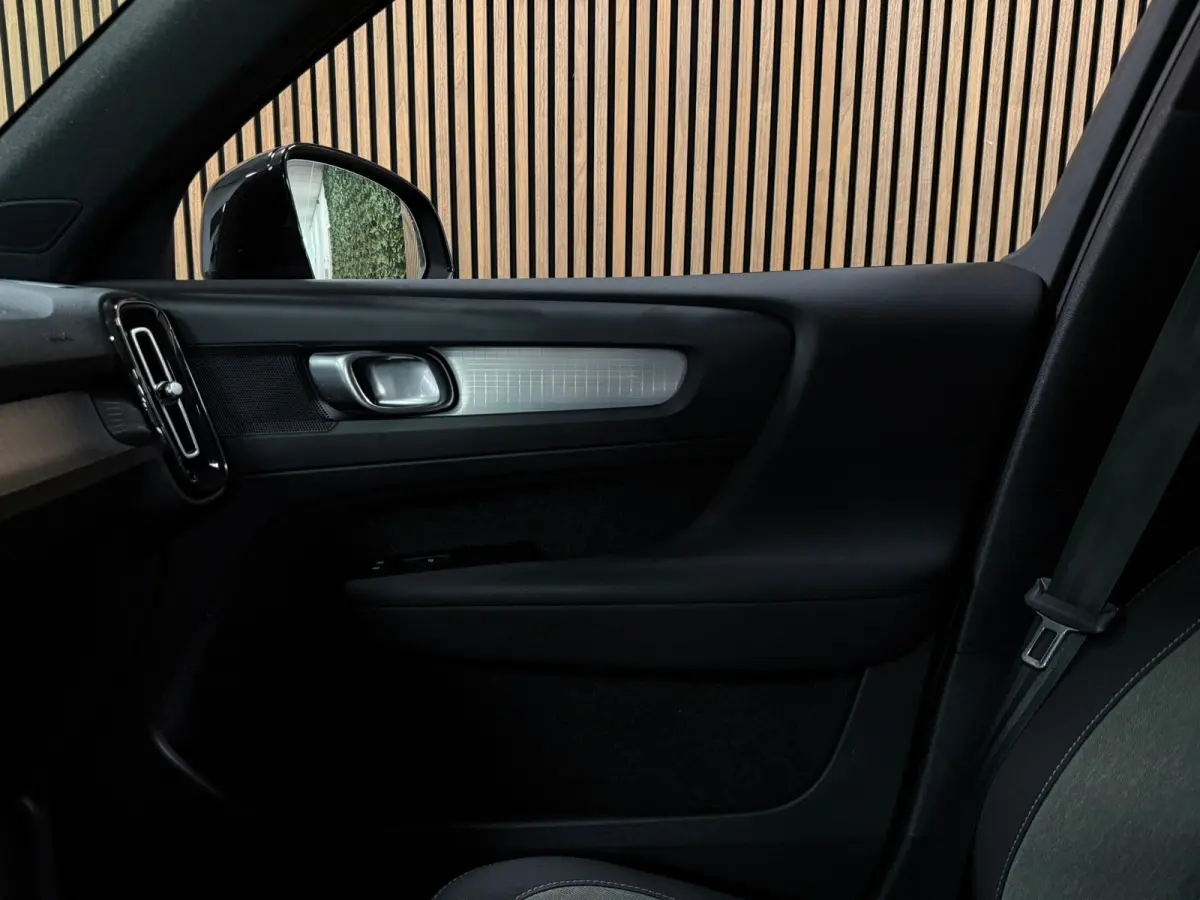 T4 R-Design T4 Recharge R-Design | Bestuurdersstoel elektrisch geheugen | Adaptieve Cruise Control | Stoel en Stuurwielverwarming | Parkeercamera | Standkachel met Volvo On Call App | Pilot 