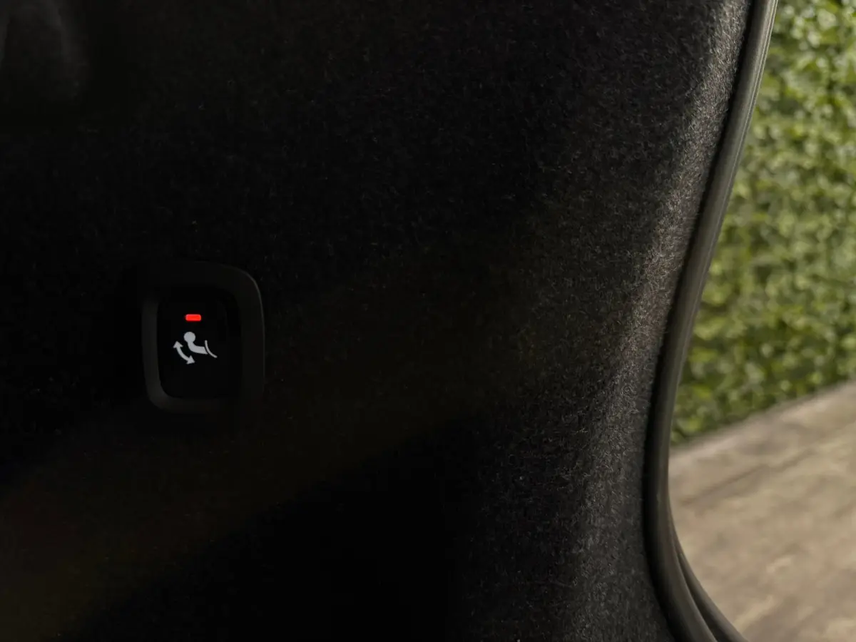 B4 Plus Dark | Schuifdak | Trekhaak | Harman Kardon | Adaptieve Cruise Control | Bestuurdersstoel elektrisch geheugen | Stoel en Stuurwielverwarming | Parkeercamera | 18 Inch | Passagierssto