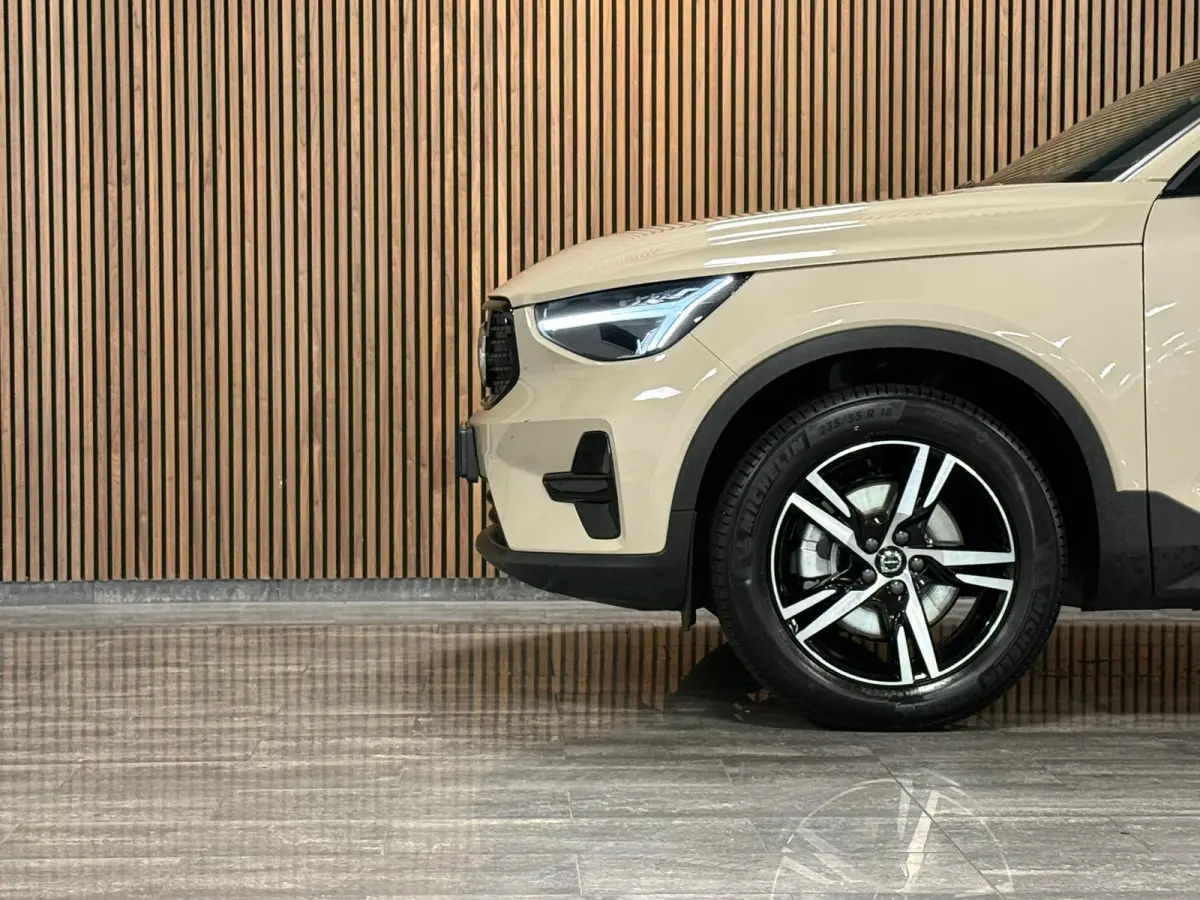 B4 Plus Dark | Schuifdak | Trekhaak | Harman Kardon | Adaptieve Cruise Control | Bestuurdersstoel elektrisch geheugen | Stoel en Stuurwielverwarming | Parkeercamera | 18 Inch | Passagierssto