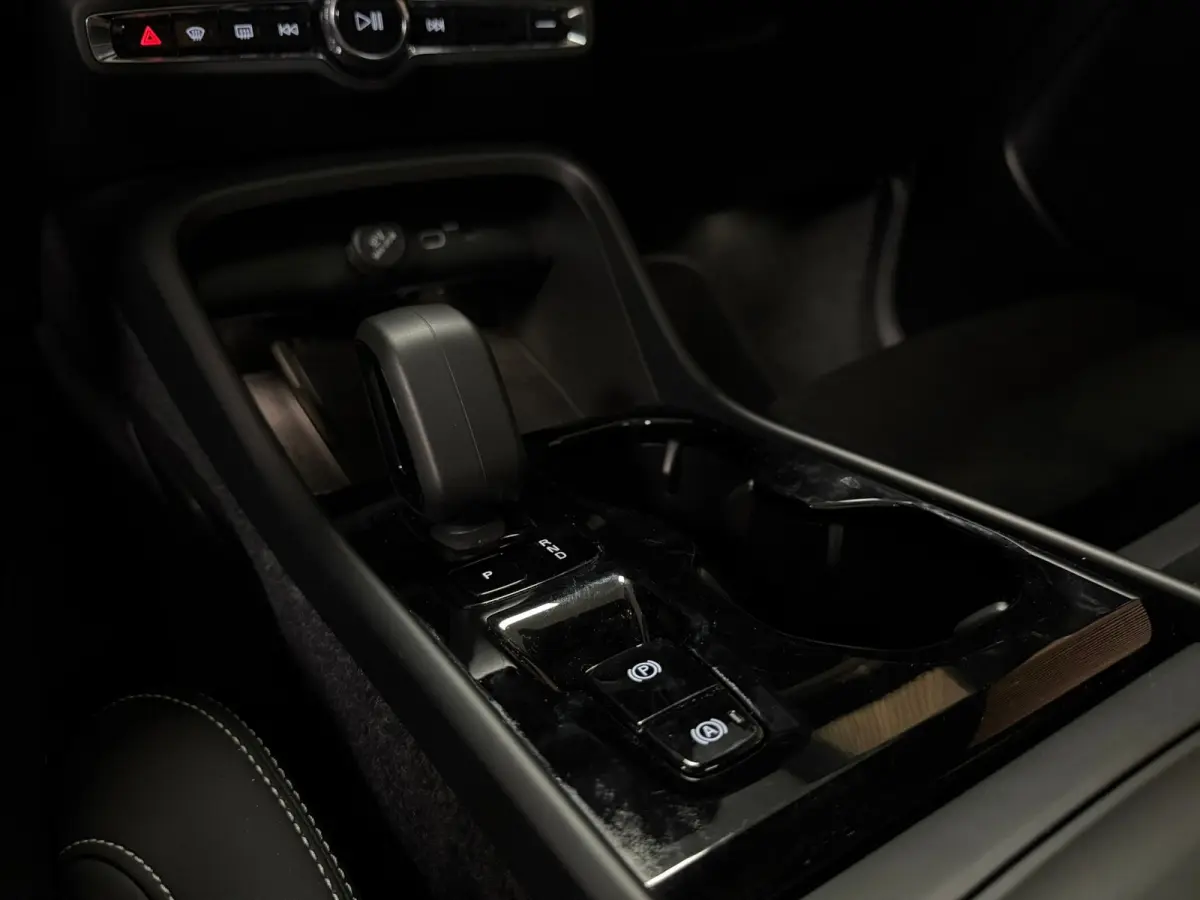 B4 Plus Dark | Schuifdak | Trekhaak | Harman Kardon | Adaptieve Cruise Control | Bestuurdersstoel elektrisch geheugen | Stoel en Stuurwielverwarming | Parkeercamera | 18 Inch | Passagierssto