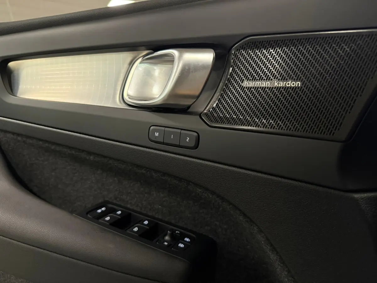 B4 Plus Dark | Schuifdak | Trekhaak | Harman Kardon | Adaptieve Cruise Control | Bestuurdersstoel elektrisch geheugen | Stoel en Stuurwielverwarming | Parkeercamera | 18 Inch | Passagierssto