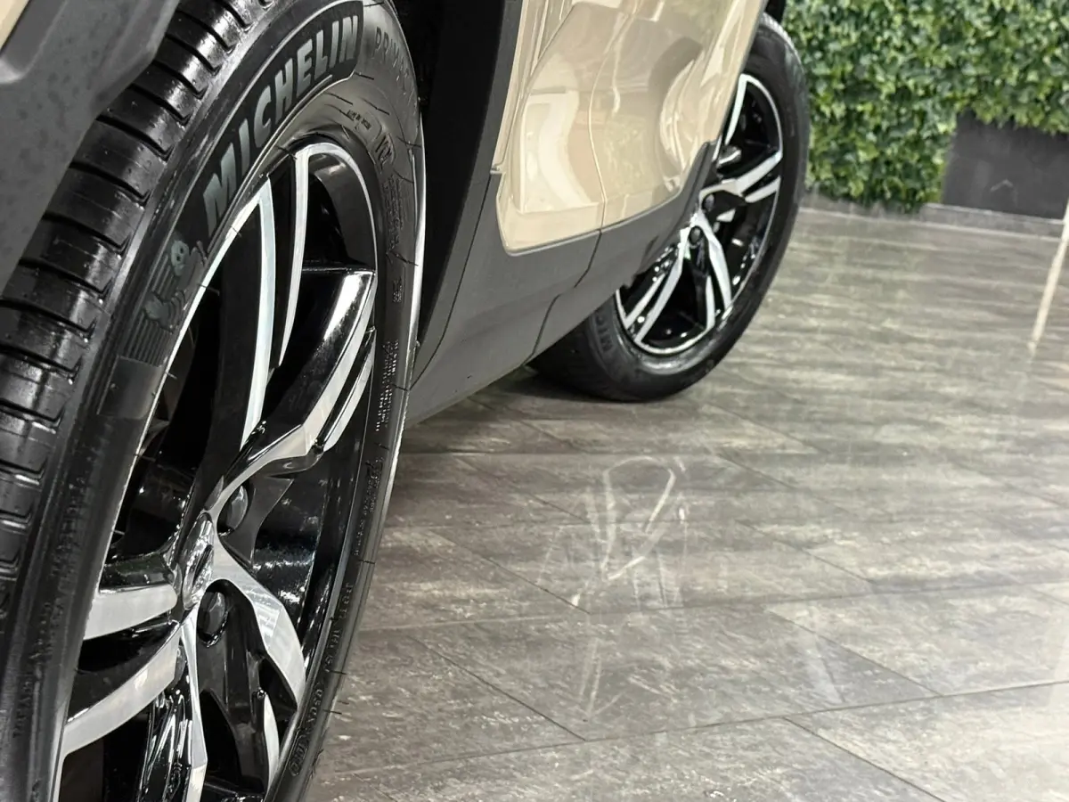 B4 Plus Dark | Schuifdak | Trekhaak | Harman Kardon | Adaptieve Cruise Control | Bestuurdersstoel elektrisch geheugen | Stoel en Stuurwielverwarming | Parkeercamera | 18 Inch | Passagierssto