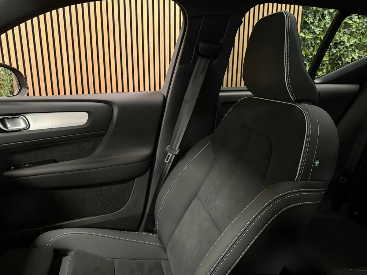 B4 Plus Dark | Schuifdak | Trekhaak | Harman Kardon | Adaptieve Cruise Control | Bestuurdersstoel elektrisch geheugen | Stoel en Stuurwielverwarming | Parkeercamera | 18 Inch | Passagierssto