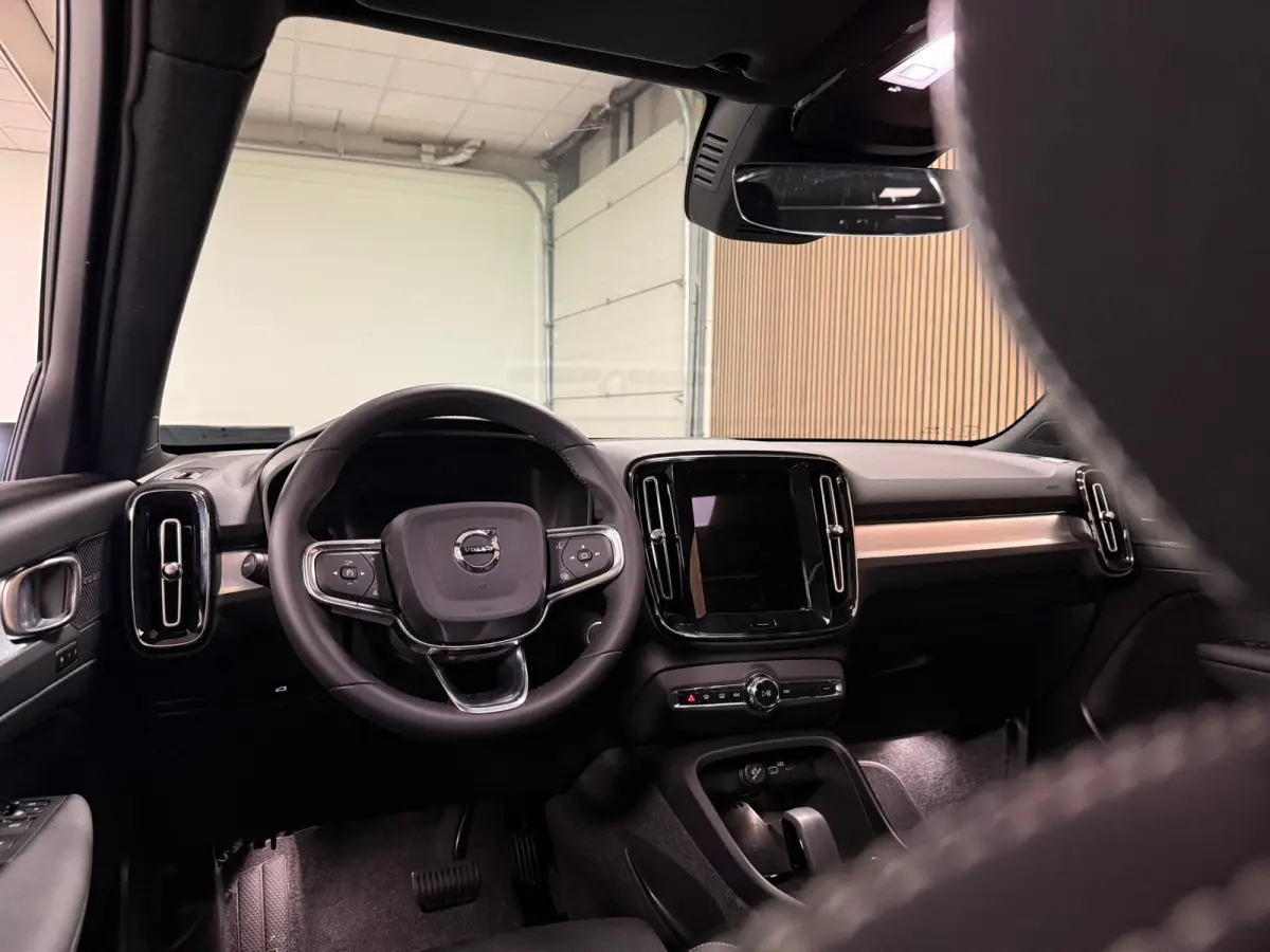 B4 Plus Dark | Schuifdak | Trekhaak | Harman Kardon | Adaptieve Cruise Control | Bestuurdersstoel elektrisch geheugen | Stoel en Stuurwielverwarming | Parkeercamera | 18 Inch | Passagierssto
