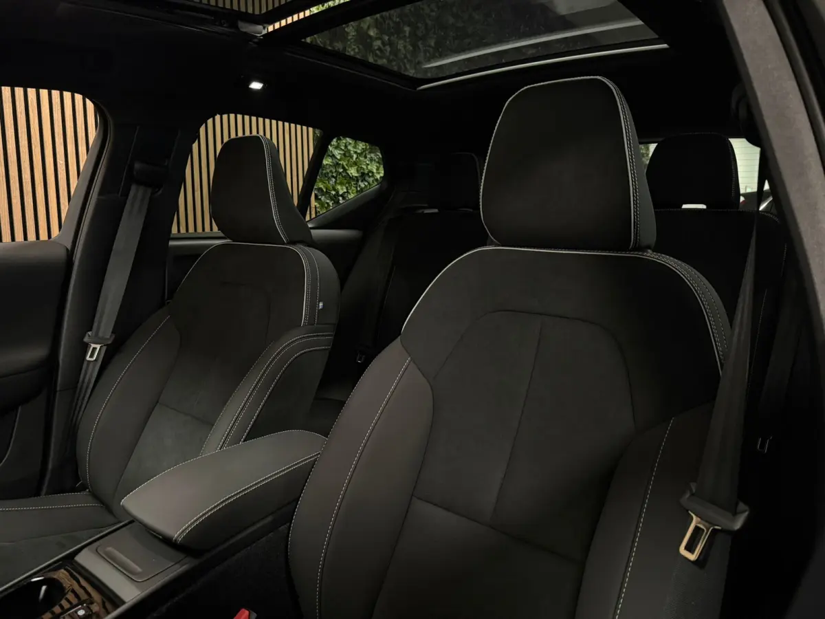 B4 Plus Dark | Schuifdak | Trekhaak | Harman Kardon | Adaptieve Cruise Control | Bestuurdersstoel elektrisch geheugen | Stoel en Stuurwielverwarming | Parkeercamera | 18 Inch | Passagierssto