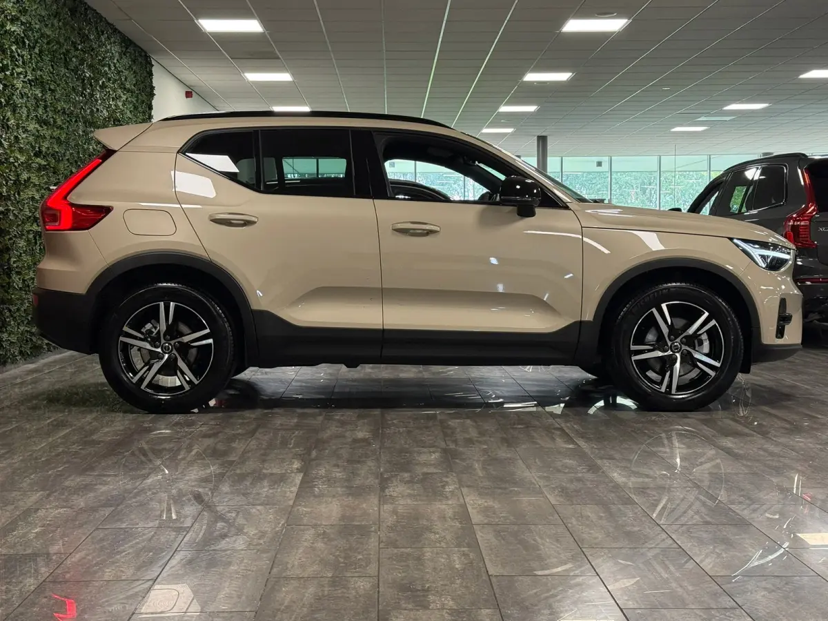 B4 Plus Dark | Schuifdak | Trekhaak | Harman Kardon | Adaptieve Cruise Control | Bestuurdersstoel elektrisch geheugen | Stoel en Stuurwielverwarming | Parkeercamera | 18 Inch | Passagierssto