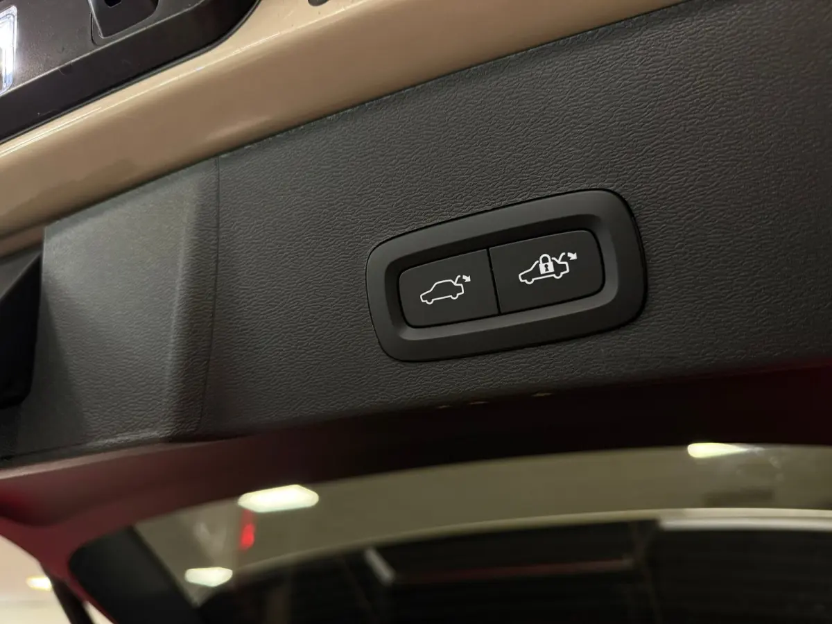 B4 Plus Dark | Schuifdak | Trekhaak | Harman Kardon | Adaptieve Cruise Control | Bestuurdersstoel elektrisch geheugen | Stoel en Stuurwielverwarming | Parkeercamera | 18 Inch | Passagierssto