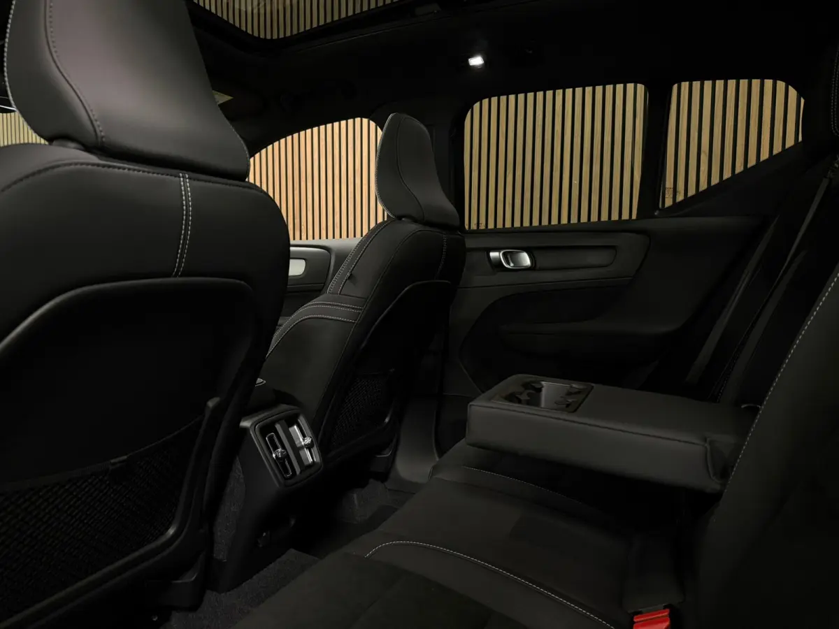 B4 Plus Dark | Schuifdak | Trekhaak | Harman Kardon | Adaptieve Cruise Control | Bestuurdersstoel elektrisch geheugen | Stoel en Stuurwielverwarming | Parkeercamera | 18 Inch | Passagierssto