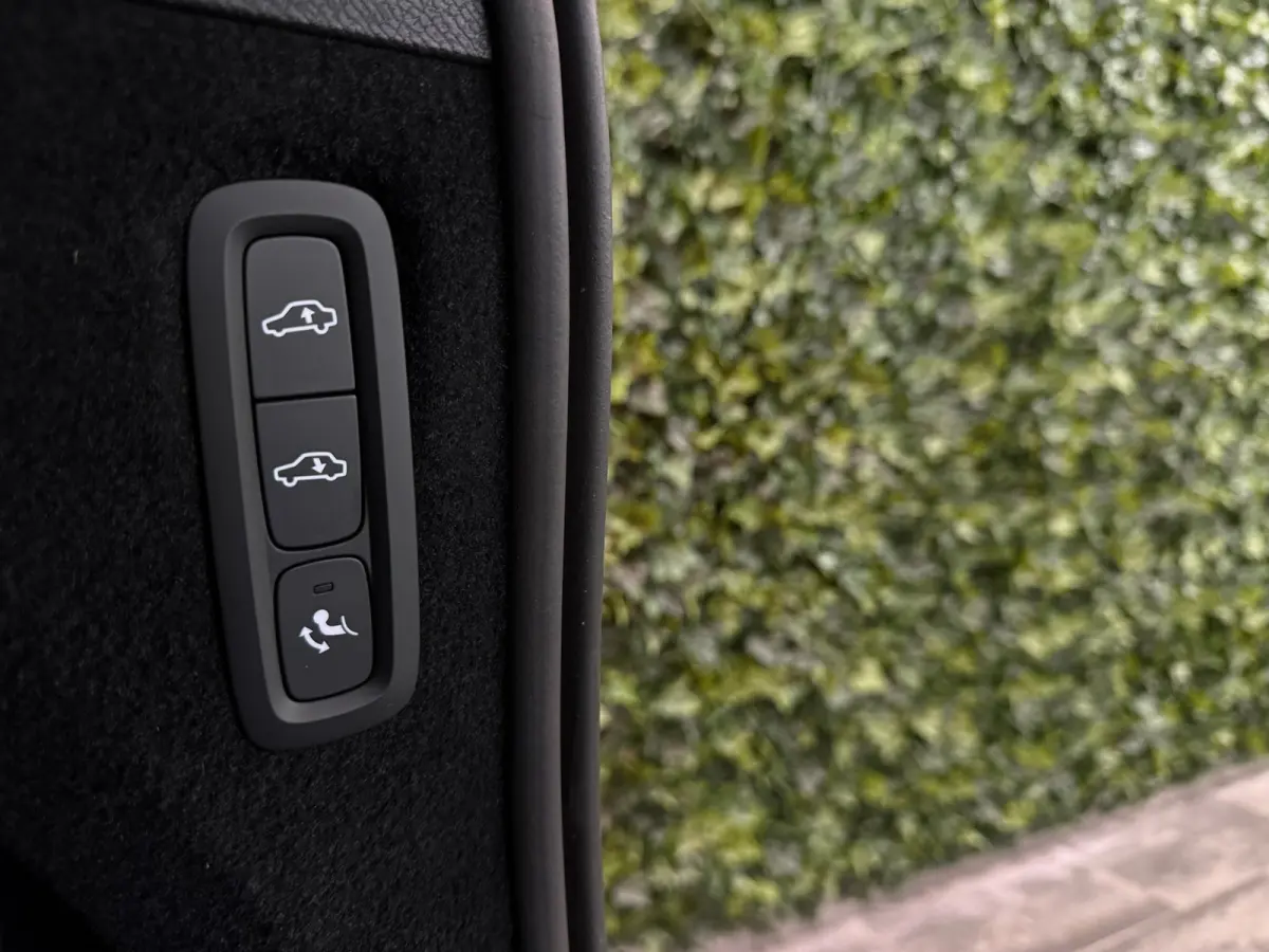 T8 AWD Recharge Ultra Dark | Vol! | Luchtvering | Stoelventilatie | Trekhaak | 360 Camera | Head-Up Display | Stoelmassage | 455pk | Harman Kardon | Adaptieve Cruise Control | Stoelverwarmin
