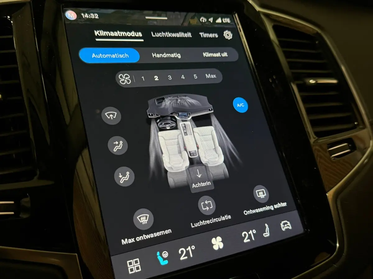 T8 AWD Recharge Ultra Dark | Vol! | Luchtvering | Stoelventilatie | Trekhaak | 360 Camera | Head-Up Display | Stoelmassage | 455pk | Harman Kardon | Adaptieve Cruise Control | Stoelverwarmin