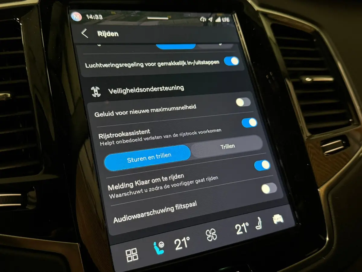 T8 AWD Recharge Ultra Dark | Vol! | Luchtvering | Stoelventilatie | Trekhaak | 360 Camera | Head-Up Display | Stoelmassage | 455pk | Harman Kardon | Adaptieve Cruise Control | Stoelverwarmin