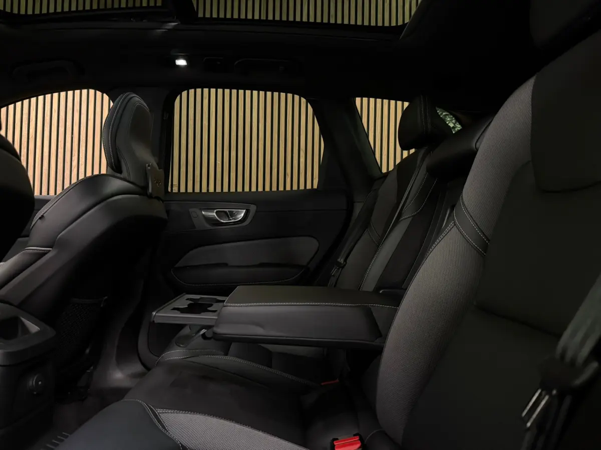 T6 AWD Recharge Plus Dark | Trekhaak | Harman Kardon | Adaptieve Cruise Control | Stoelverwarming voor+achter | Stuurwielverwarming | Full LED Meesturende koplampen | Parkeercamera | Pilot A
