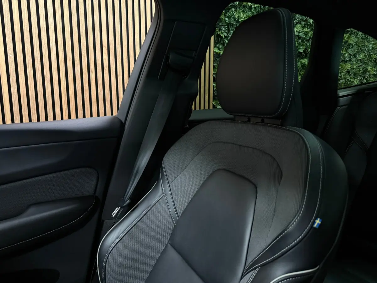 T6 AWD Recharge Plus Dark | Trekhaak | Harman Kardon | Adaptieve Cruise Control | Stoelverwarming voor+achter | Stuurwielverwarming | Full LED Meesturende koplampen | Parkeercamera | Pilot A