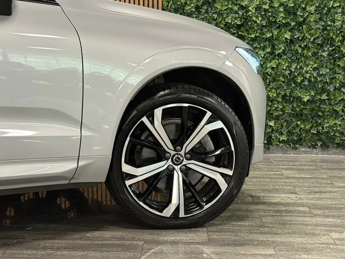 T6 AWD Recharge Plus Dark | Trekhaak | Harman Kardon | Adaptieve Cruise Control | Stoelverwarming voor+achter | Stuurwielverwarming | Full LED Meesturende koplampen | Parkeercamera | Pilot A