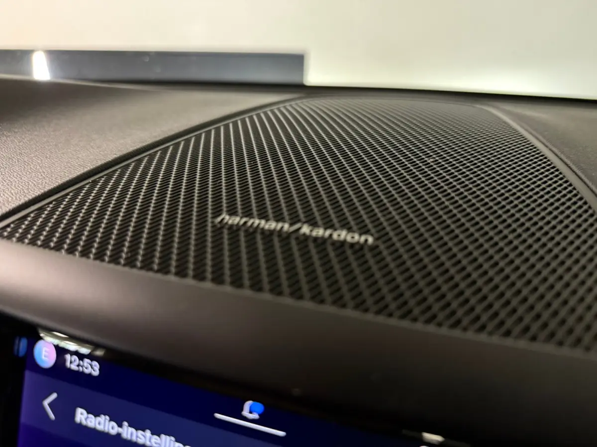 T6 AWD Recharge Plus Dark | Trekhaak | Harman Kardon | Adaptieve Cruise Control | Stoelverwarming voor+achter | Stuurwielverwarming | Full LED Meesturende koplampen | Parkeercamera | Pilot A