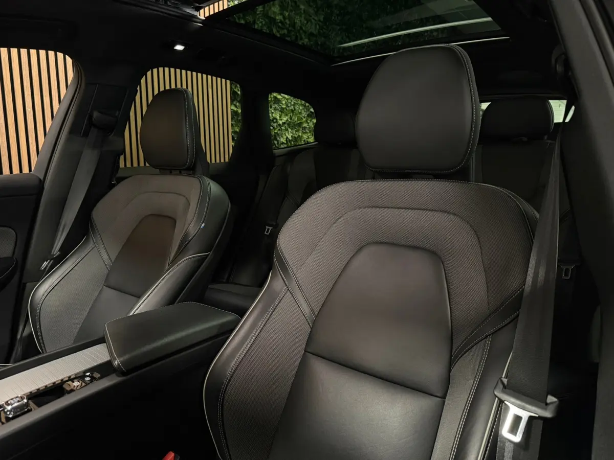 T6 AWD Recharge Plus Dark | Trekhaak | Harman Kardon | Adaptieve Cruise Control | Stoelverwarming voor+achter | Stuurwielverwarming | Full LED Meesturende koplampen | Parkeercamera | Pilot A