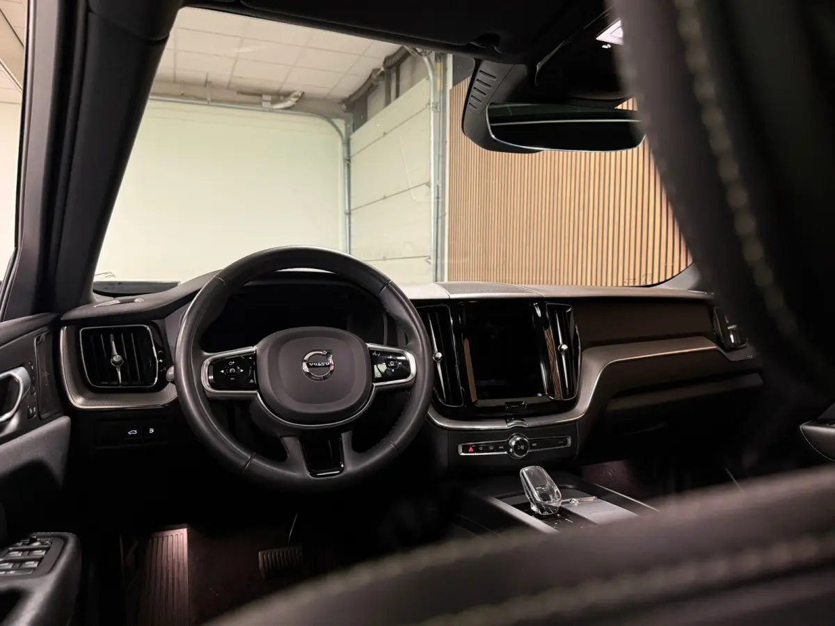 T6 AWD Recharge Plus Dark | Trekhaak | Harman Kardon | Adaptieve Cruise Control | Stoelverwarming voor+achter | Stuurwielverwarming | Full LED Meesturende koplampen | Parkeercamera | Pilot A