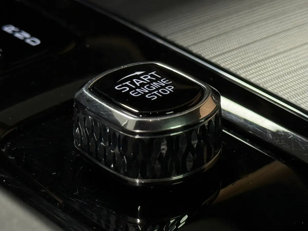 T6 AWD Recharge Plus Dark | Trekhaak | Harman Kardon | Adaptieve Cruise Control | Stoelverwarming voor+achter | Stuurwielverwarming | Full LED Meesturende koplampen | Parkeercamera | Pilot A