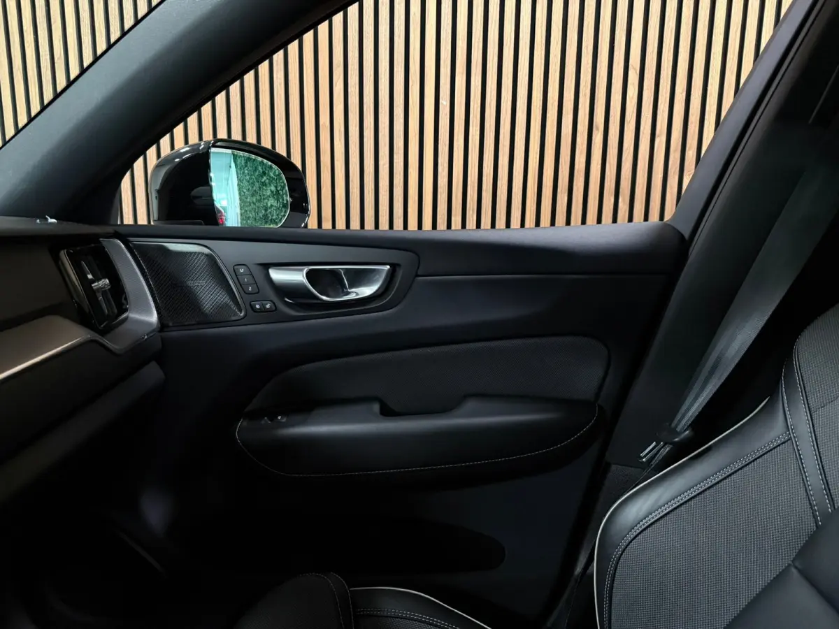 T6 AWD Recharge Plus Dark | Trekhaak | Harman Kardon | Adaptieve Cruise Control | Stoelverwarming voor+achter | Stuurwielverwarming | Full LED Meesturende koplampen | Parkeercamera | Pilot A
