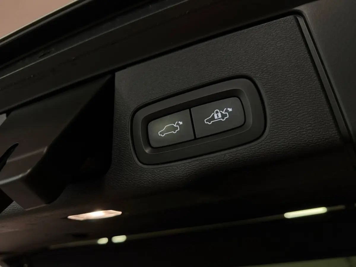 T6 AWD Recharge Plus Dark | Trekhaak | Harman Kardon | Adaptieve Cruise Control | Stoelverwarming voor+achter | Stuurwielverwarming | Full LED Meesturende koplampen | Parkeercamera | Pilot A