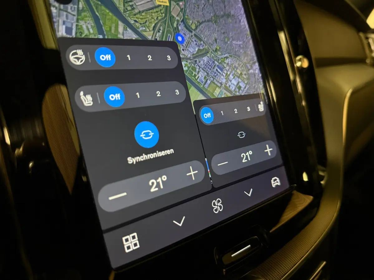 T6 AWD Recharge Plus Dark | Trekhaak | Harman Kardon | Adaptieve Cruise Control | Stoelverwarming voor+achter | Stuurwielverwarming | Full LED Meesturende koplampen | Parkeercamera | Pilot A