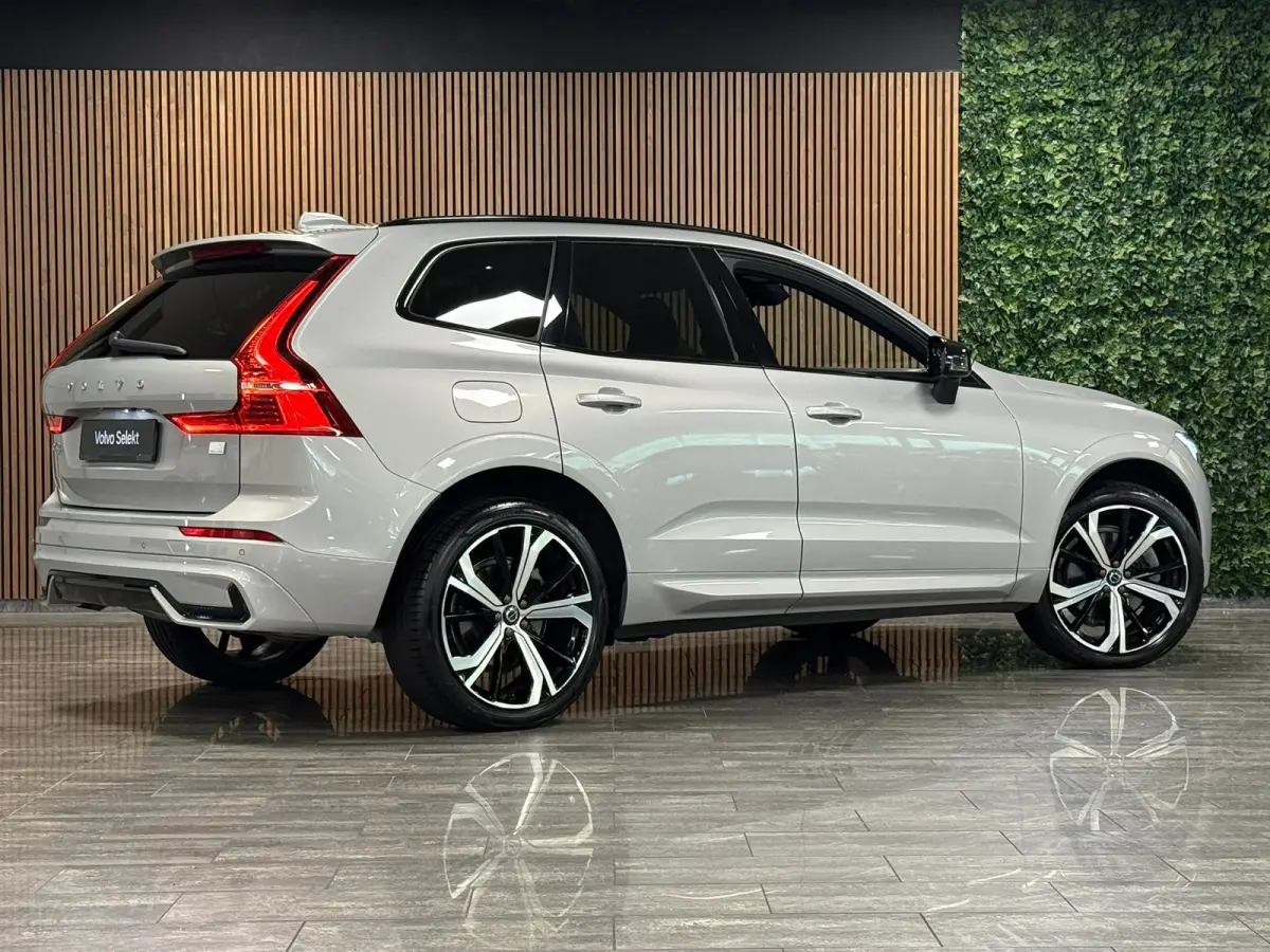 T6 AWD Recharge Plus Dark | Trekhaak | Harman Kardon | Adaptieve Cruise Control | Stoelverwarming voor+achter | Stuurwielverwarming | Full LED Meesturende koplampen | Parkeercamera | Pilot A
