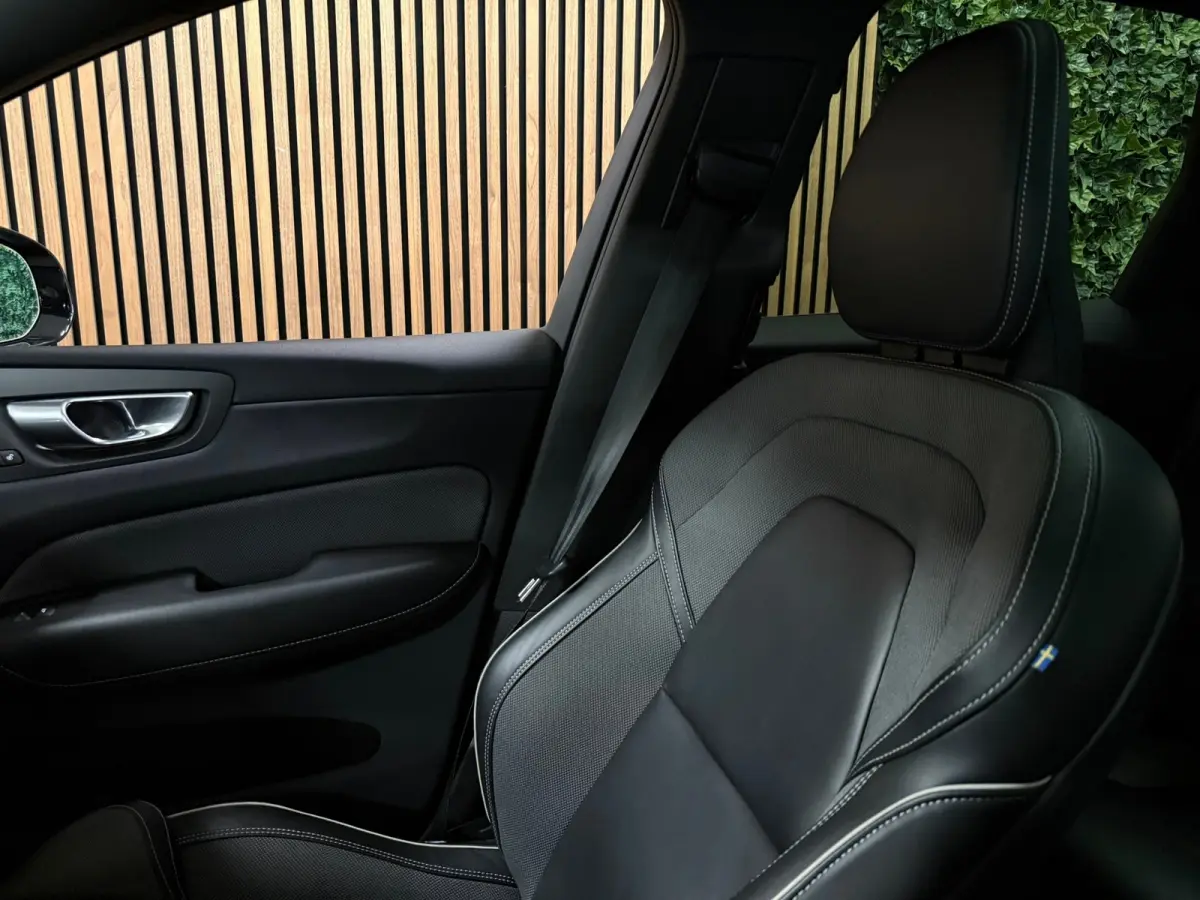 T6 AWD Recharge Plus Dark | Trekhaak | Harman Kardon | Adaptieve Cruise Control | Stoelverwarming voor+achter | Stuurwielverwarming | Full LED Meesturende koplampen | Parkeercamera | Pilot A